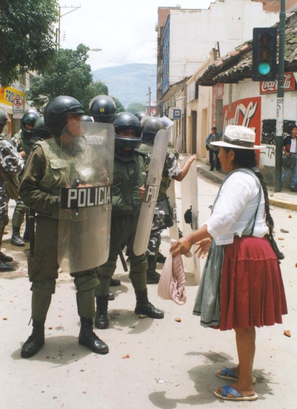 bolivian-woman-confronts-police